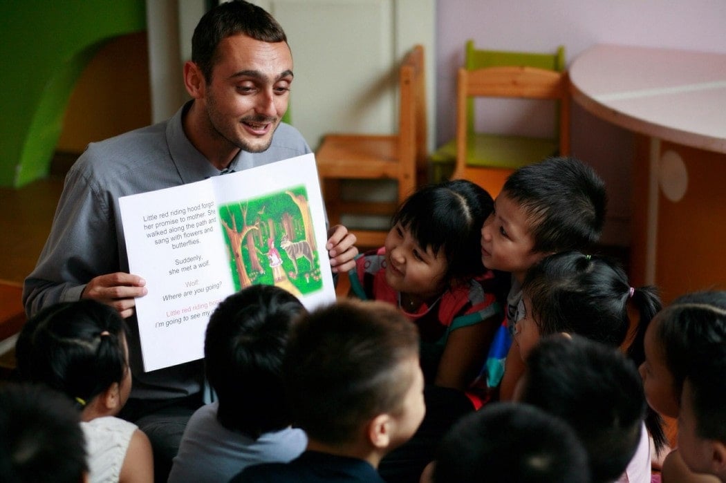 Backapcler teaching English in Malaysia to children as a travel job