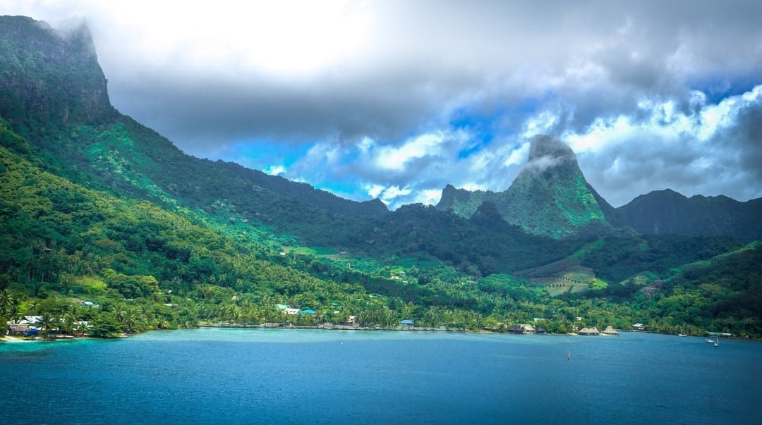 Tahiti Facts about the beautiful lush Island of Tahiti, French Polynesia