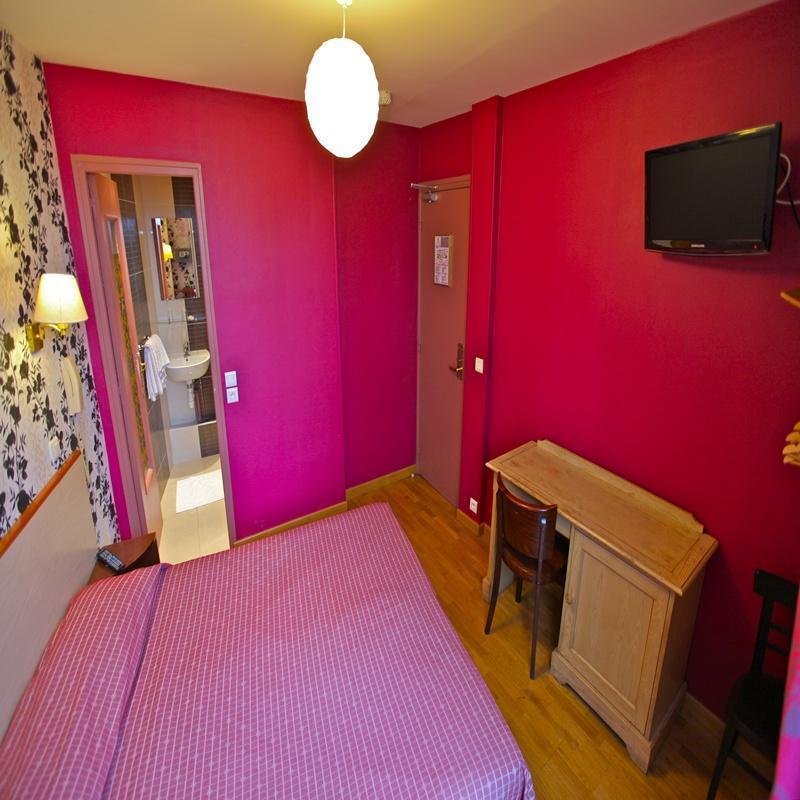 hostels paris