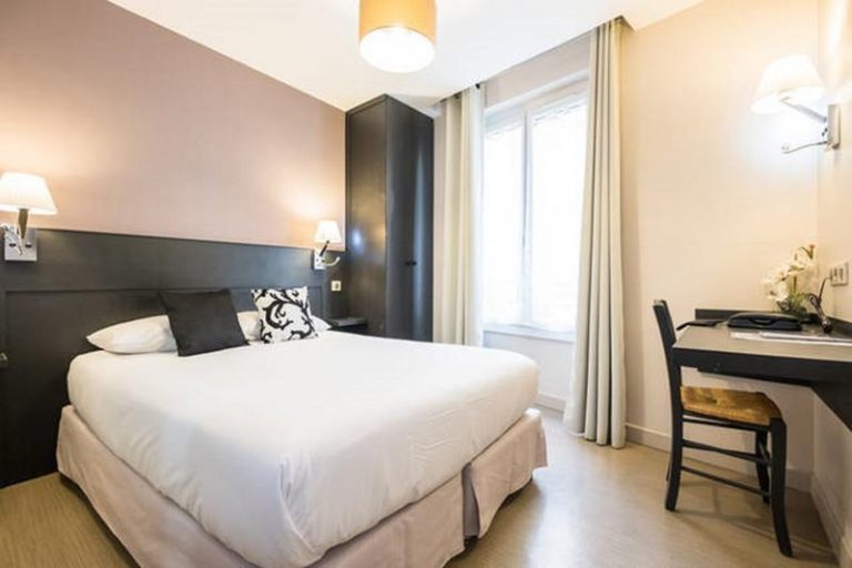 5 BEST Hostels in Paris (2023 Insider Guide)