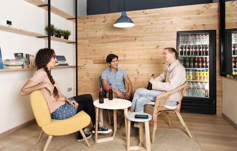 Rodamon Barcelona Centre guests chilling at coffee table.