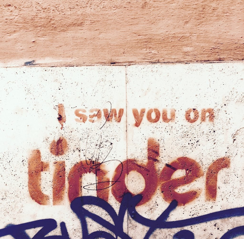 street art saying i saw you on tinder