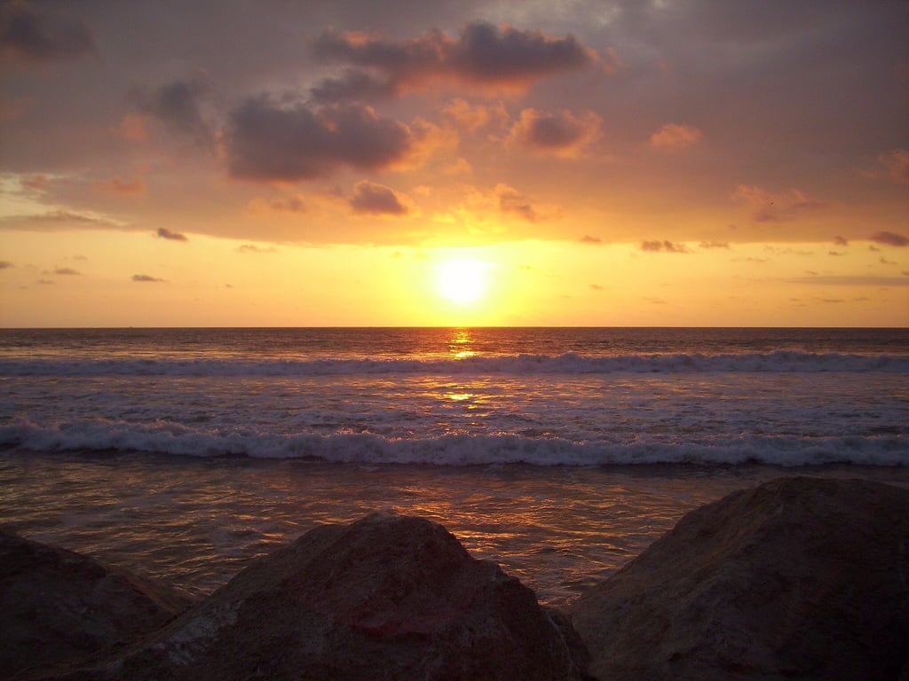 surfing ecuador