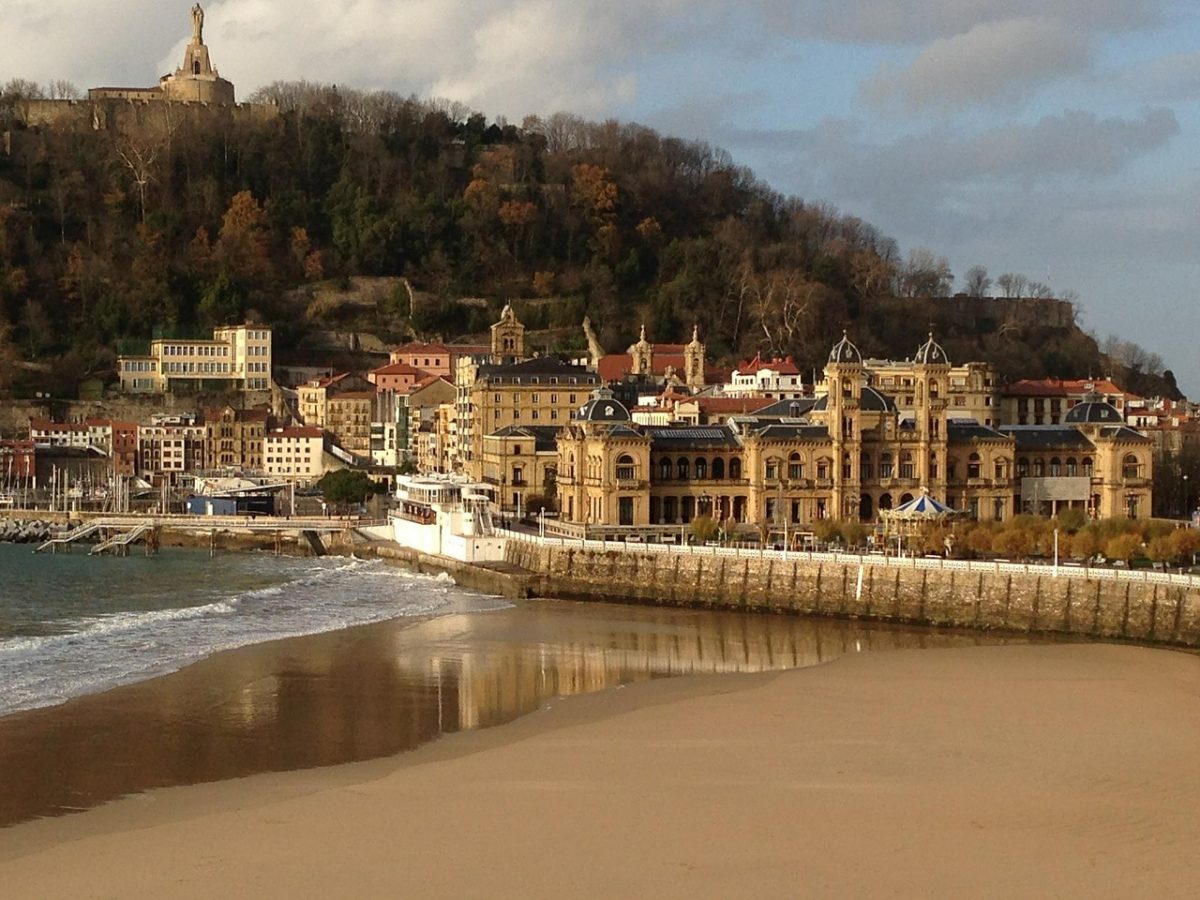 beautiful beach and what to do in san sebastian spain
