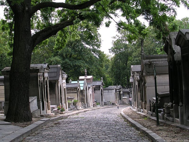 backpackig père lachaise cemetery