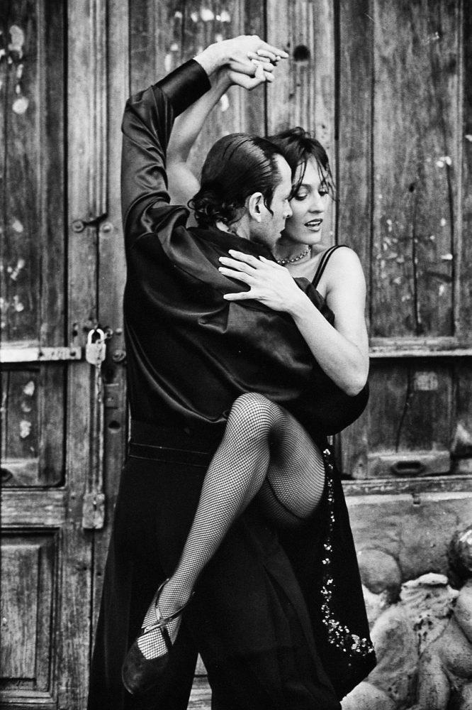 tango dancers embracing argentina