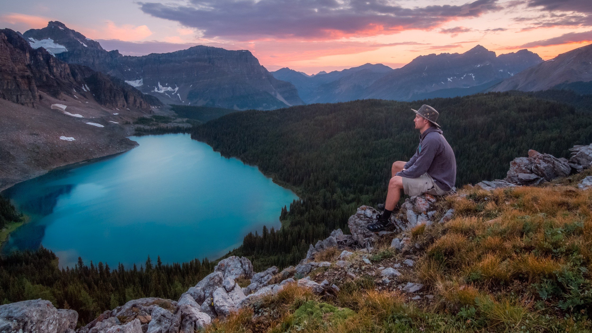 man-sitting-and-overlooking-the-beautiful-lake-landscape-at-banff-national-park-alberta-canada