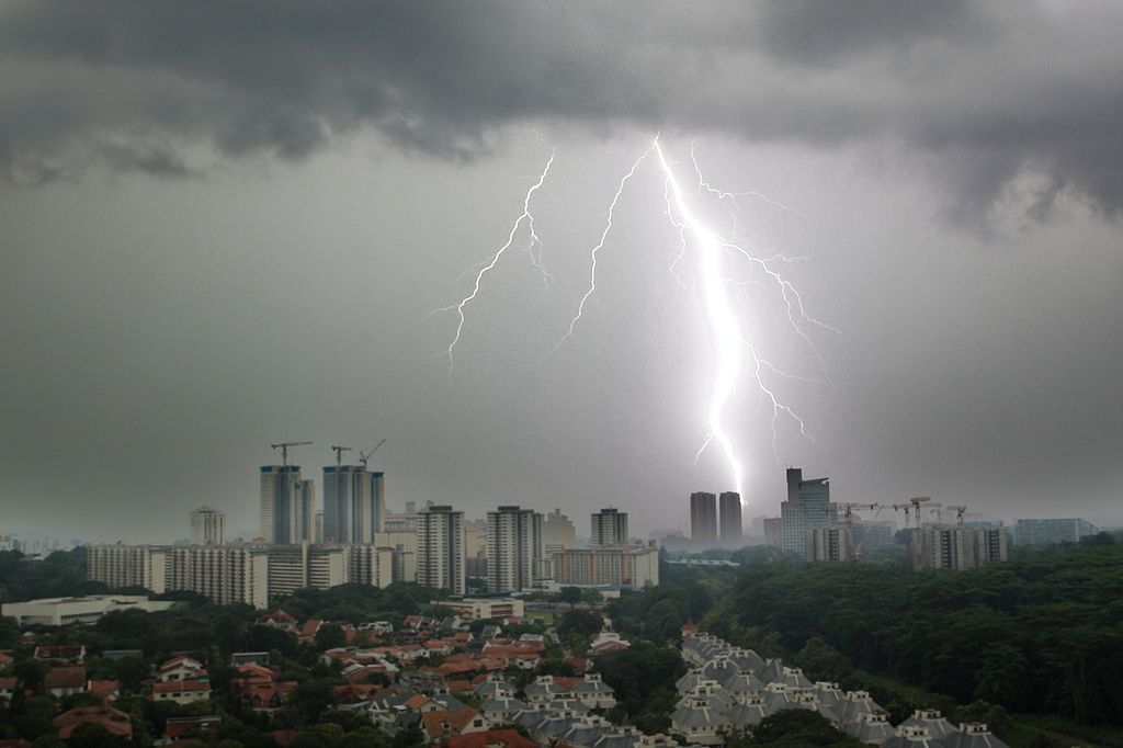 1024px-Rooymans2000_-_Morning_Lightning_Strike_in_Singapore_(by)-Joost Rooijmans-wikicommons