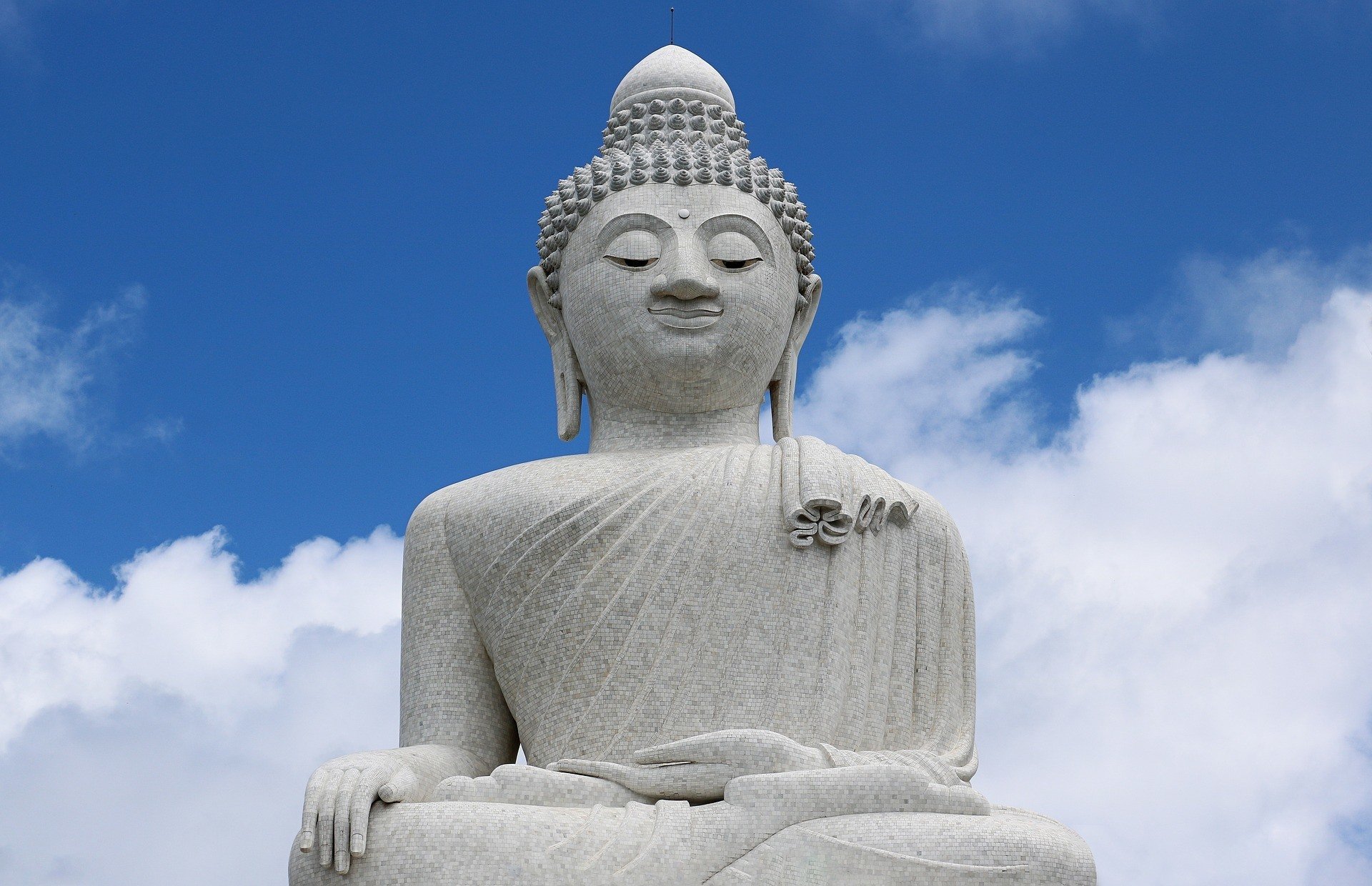 Uma estátua de Buda com aspecto sereno em Phuket