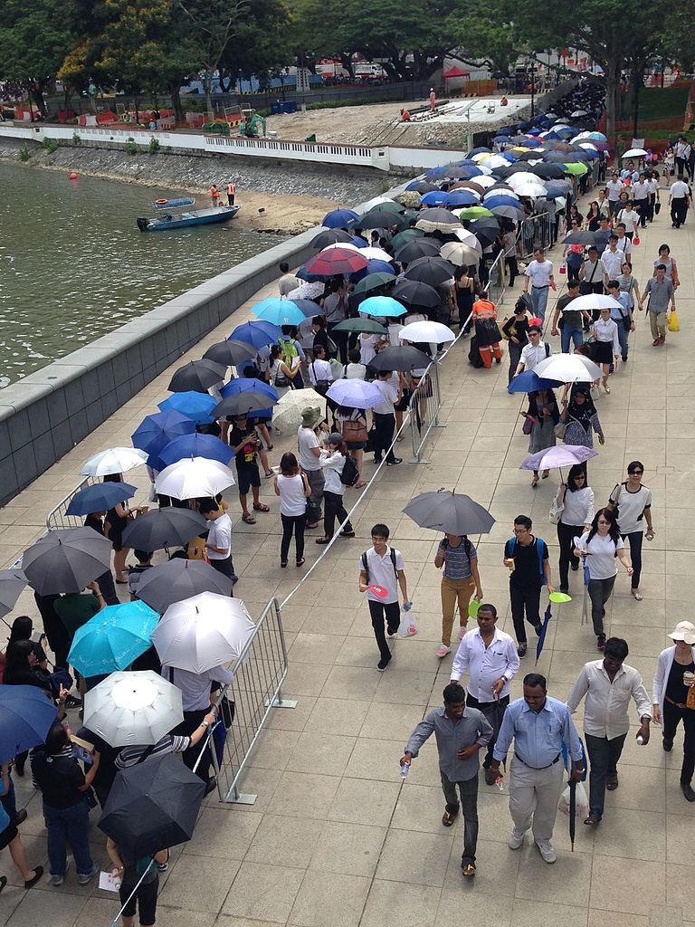 People_queueing_near_Esplanade_Park_to_pay_respects_to_Lee_Kuan_Yew_lying_in_state_in_Parliament_House