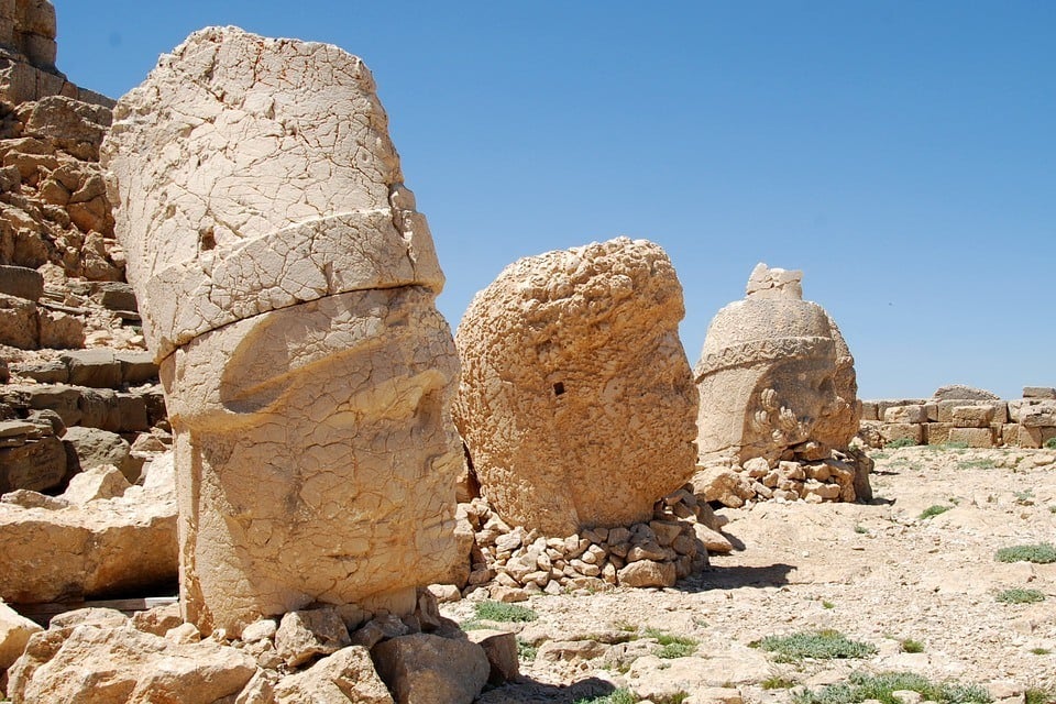 The severed heads of Nemrut.