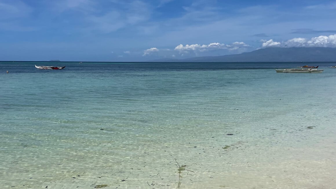clear ocean water at a beach in siquijor philippines