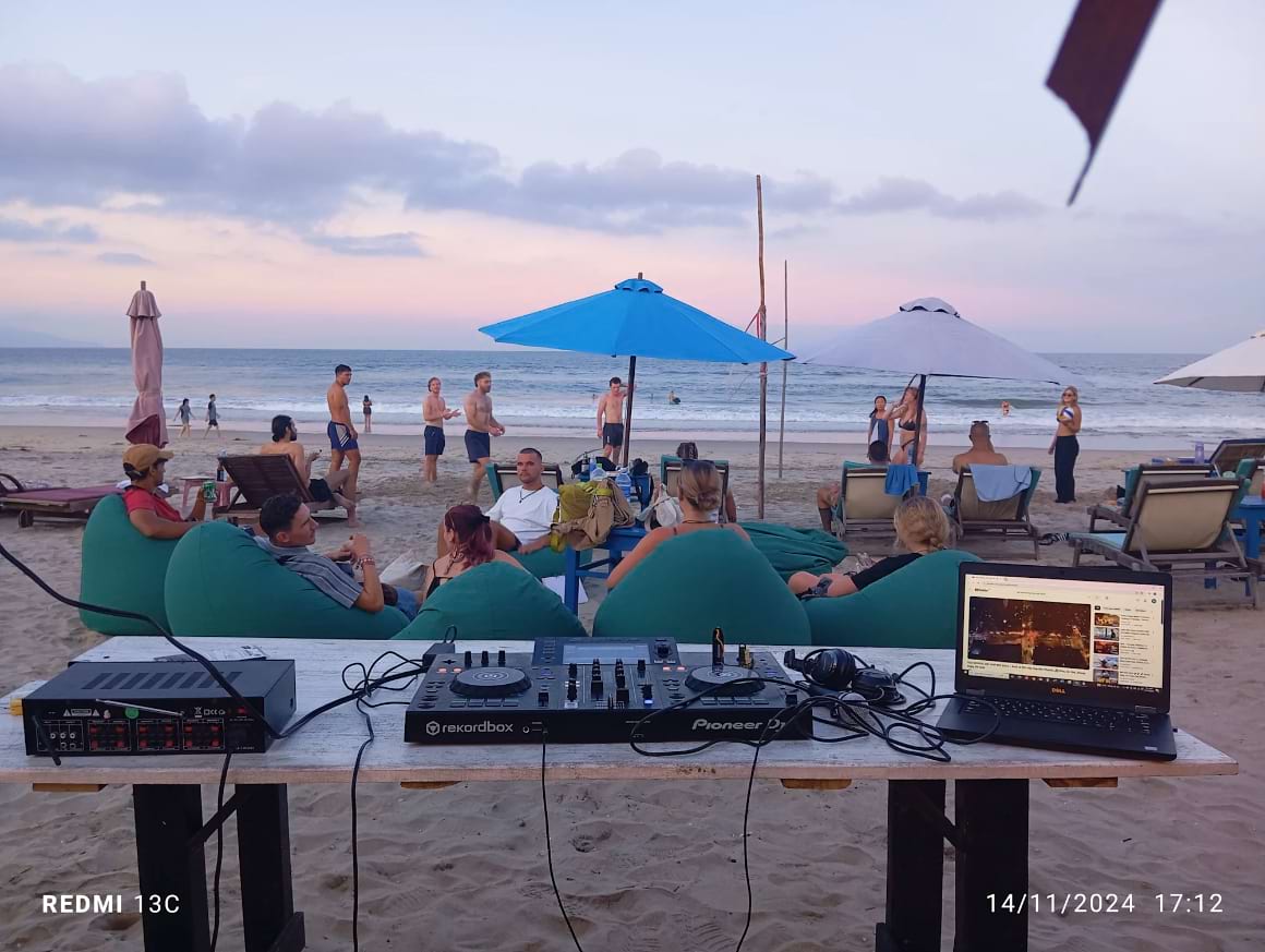 The Seaside Bungalow Hostel and Bar