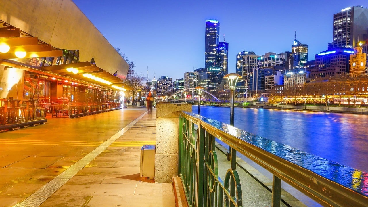 melbourne-walking-at-night