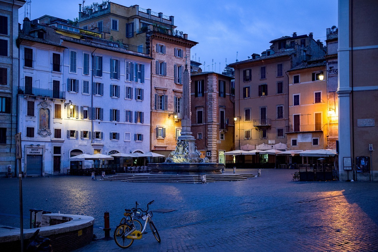 roman-piazza-at-night
