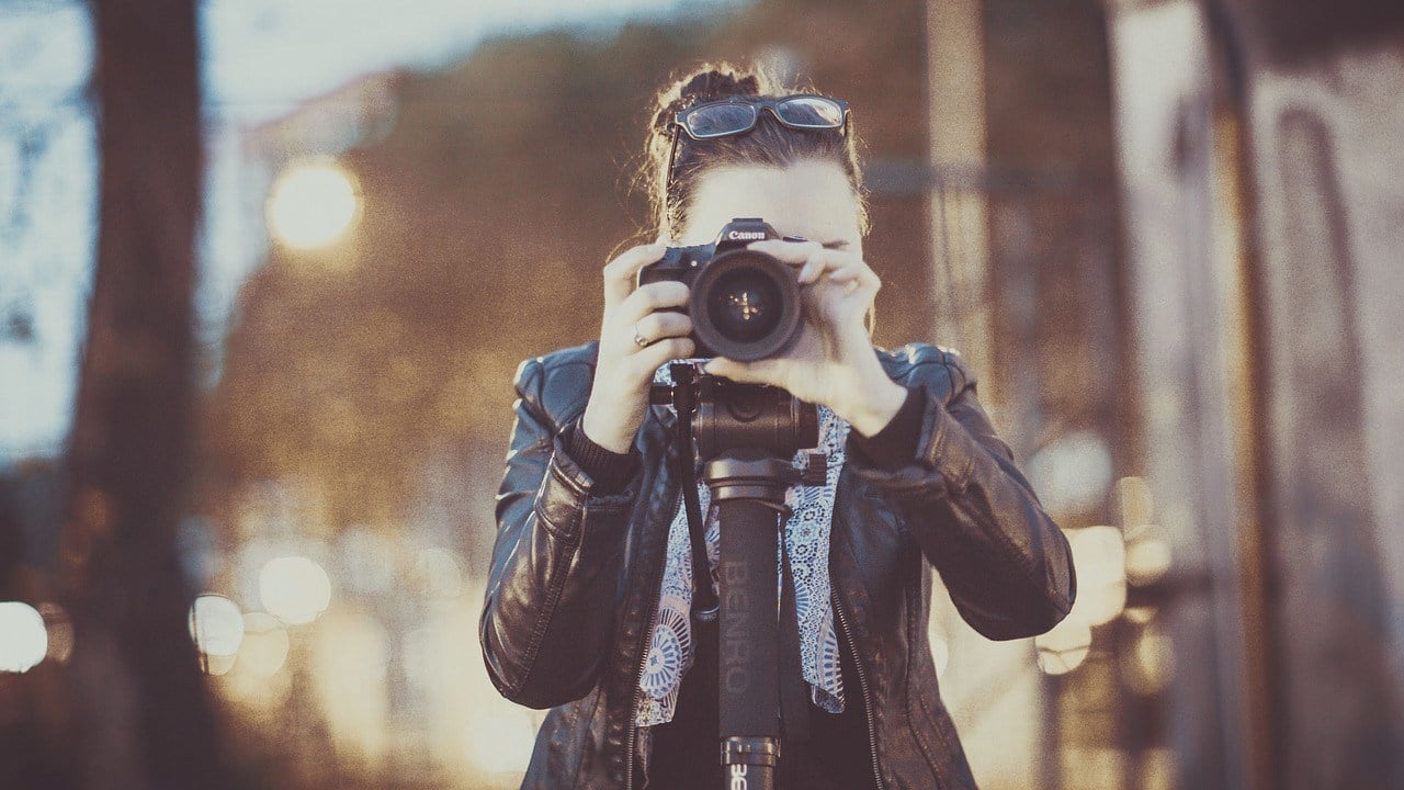 photographer focusing canon travel lens