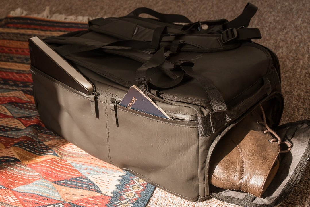 Nomatic bag features