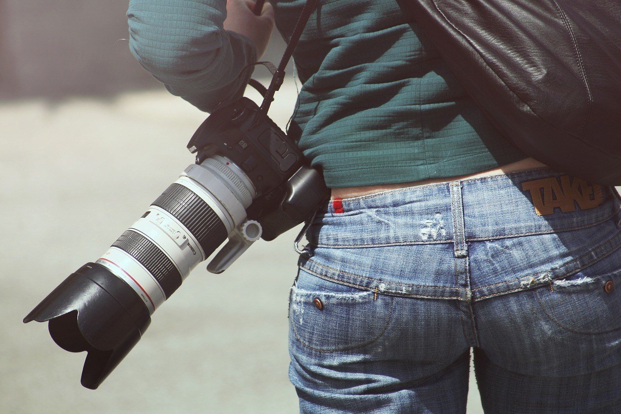 woman with canon travel lens