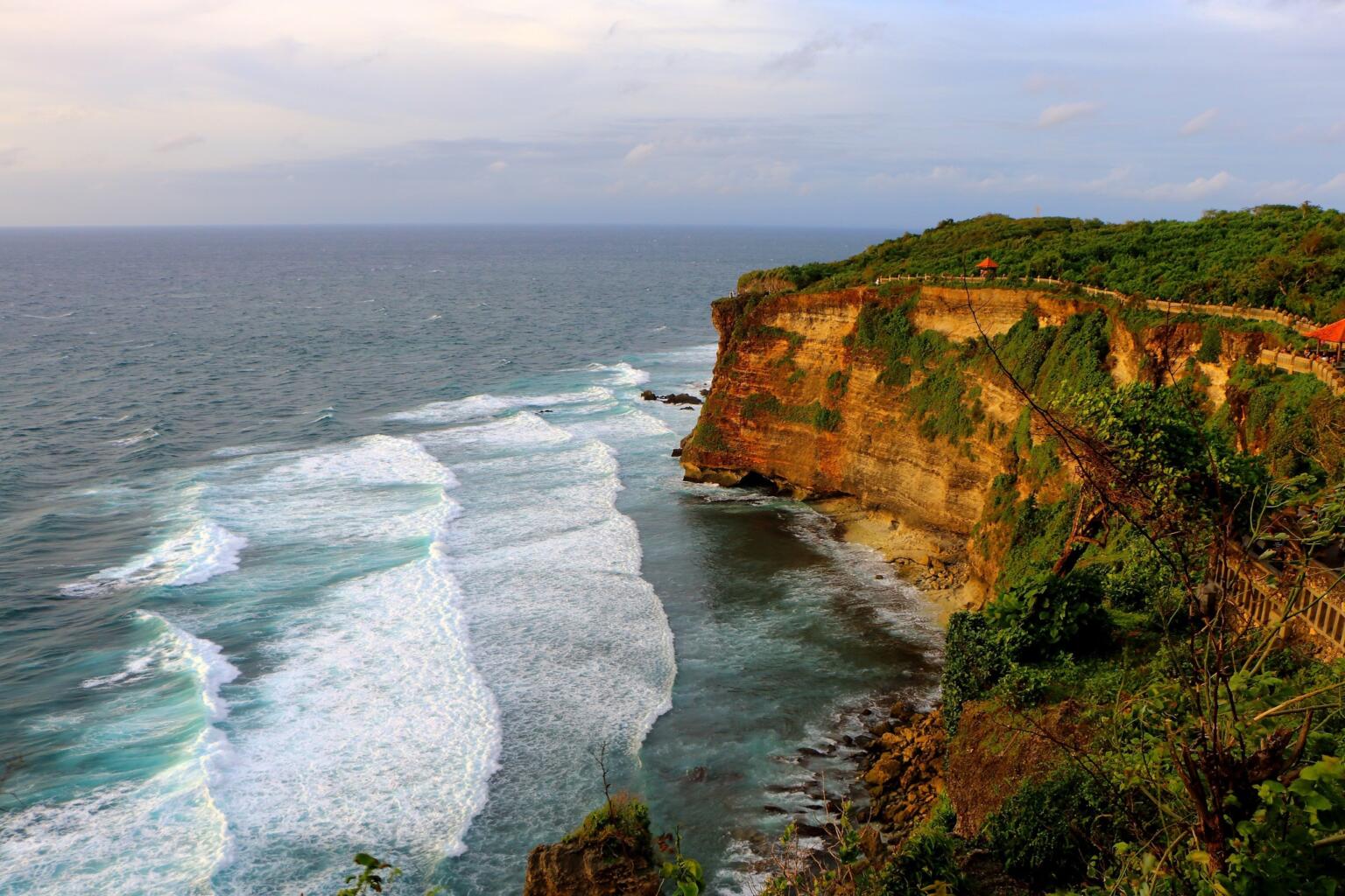 uluwatu temple backpacking bali
