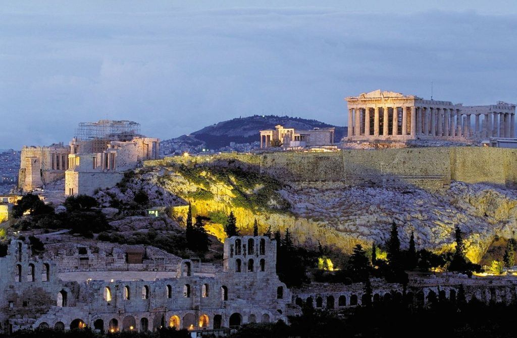 things to do when backpacking Greece: visit the Acropolis