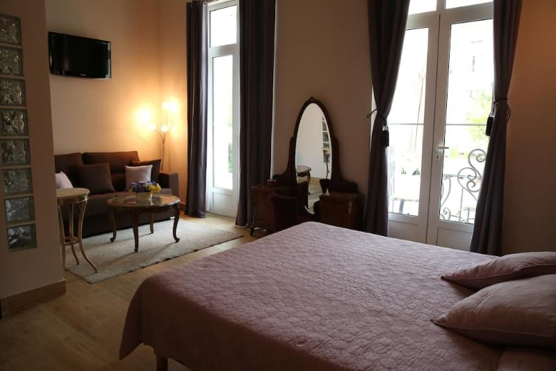 Armenonville Hotel