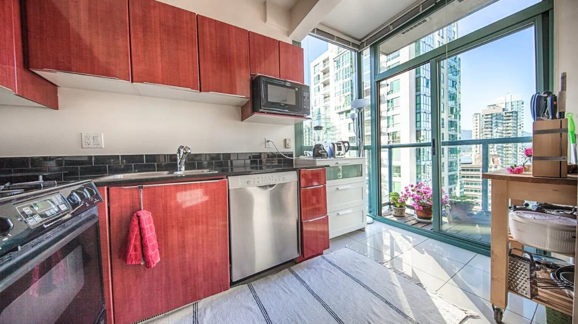 Luxury Coal Harbour apartment with a twin bed