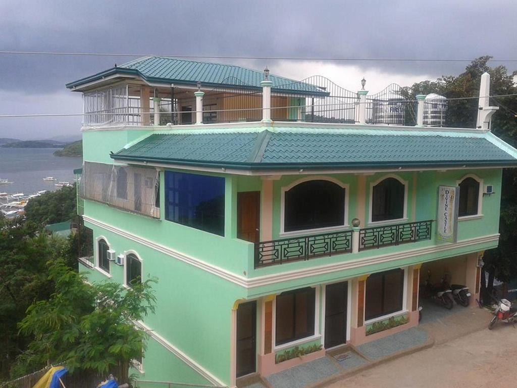 Divine Castle Travelers Inn best hostels in Coron