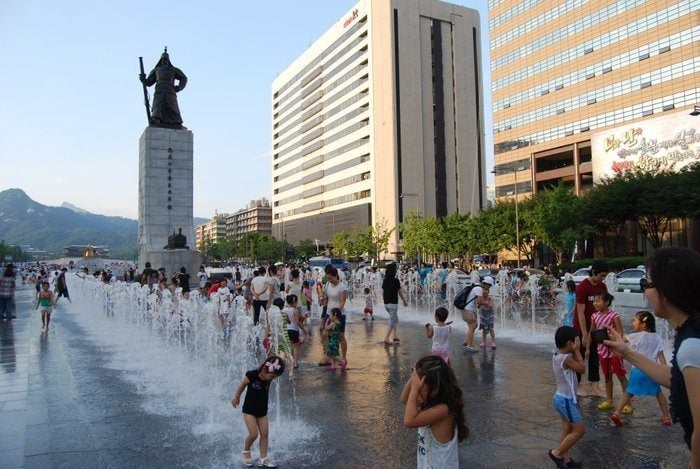 Kids playing in Seoul's downtown fountain