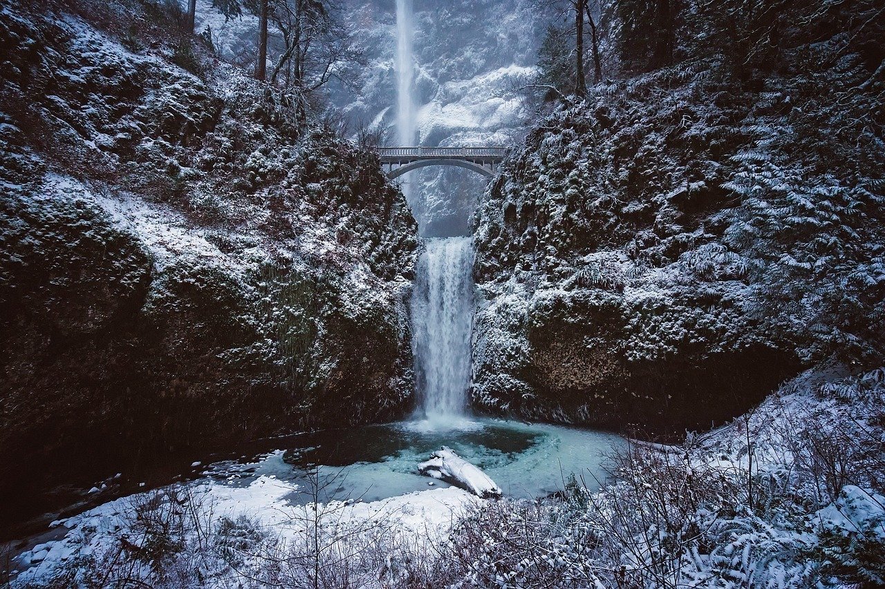 multnomah falls winter landscape oregon road trip