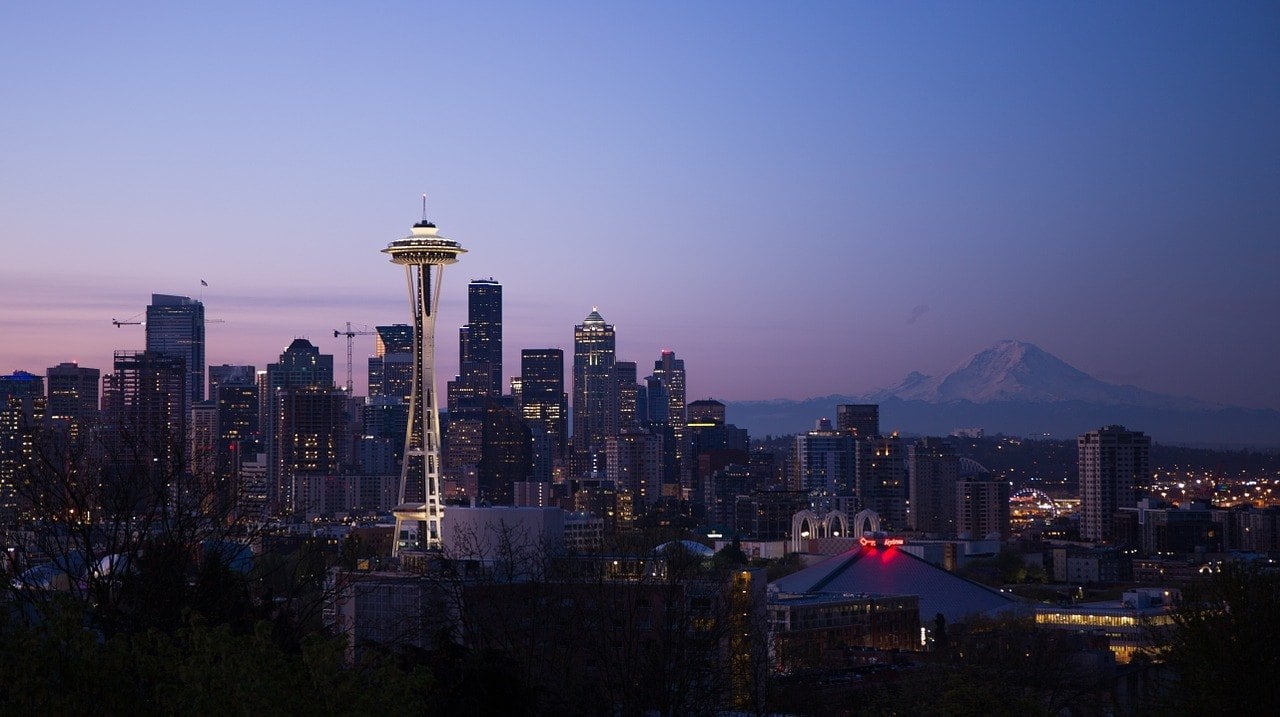 seattle washington state road trip with mountain rainier at dusk