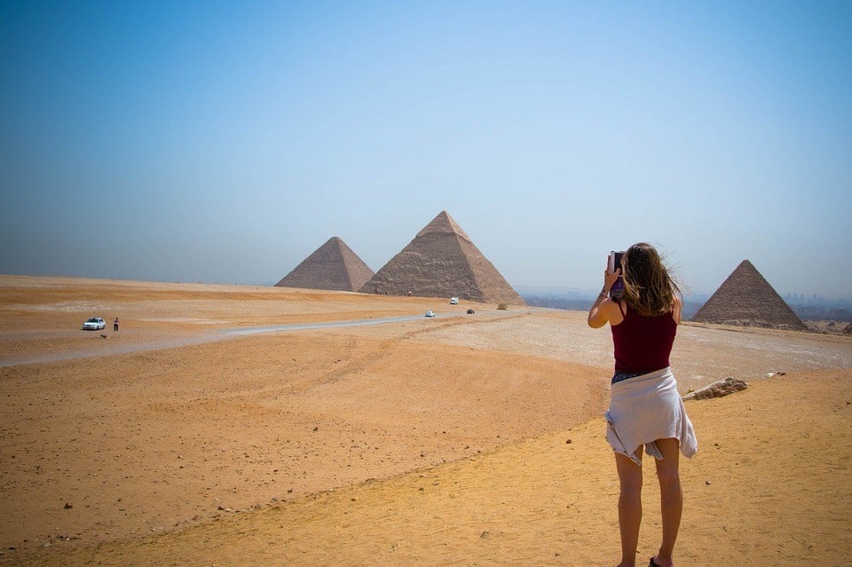 uma mulher viajando com segurança no Egito