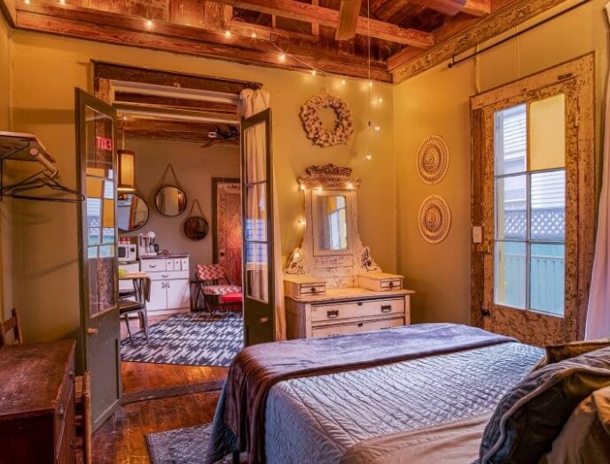 Retro, Funky, Chic – Walk to the French Quarter
