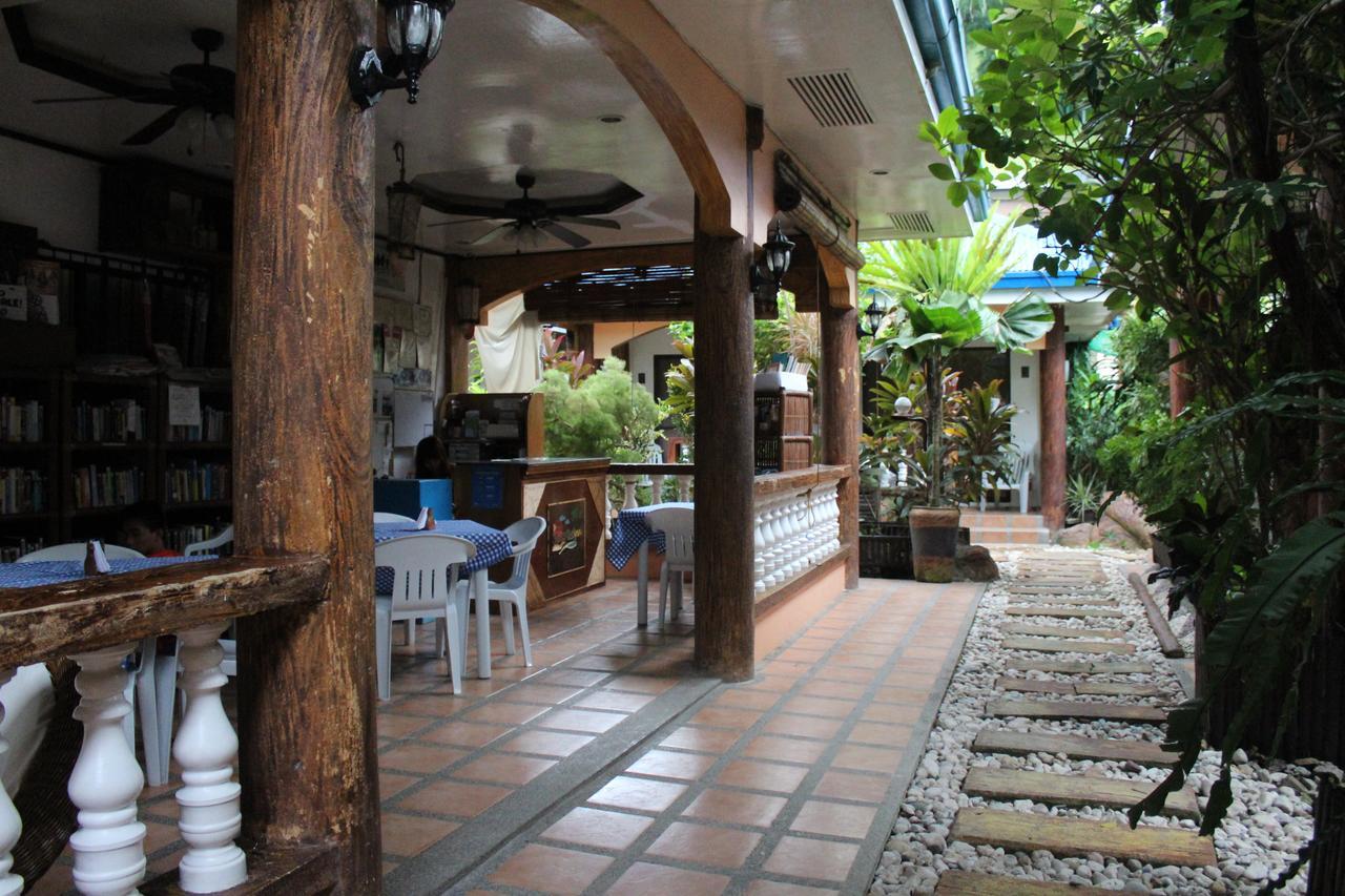 Daves Straw Hat Inn best hostels in Boracay