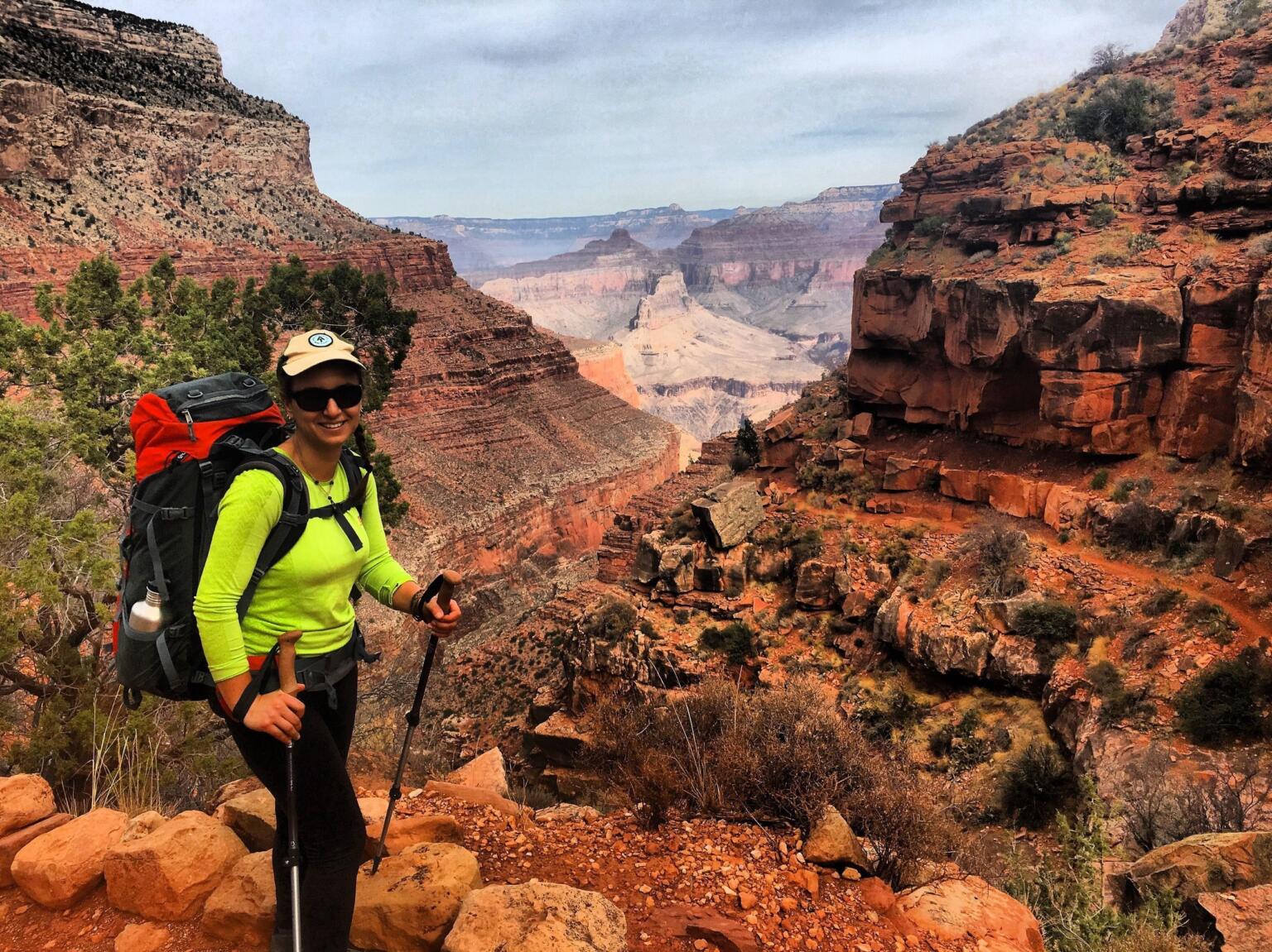 woman hiking in the grand canyon