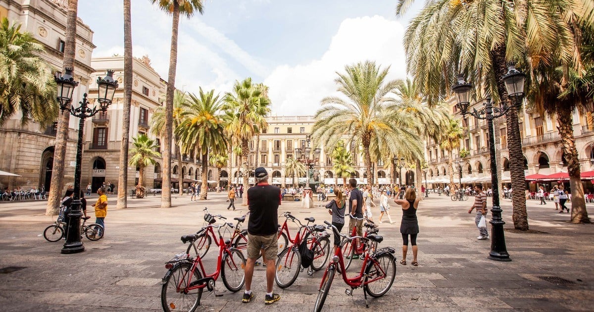 tourist areas of barcelona Go on a City Sights Highlight Bike Tour