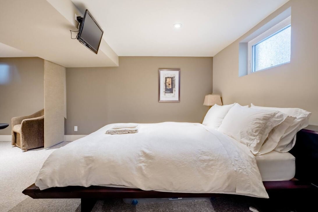 Quiet room in Downtown Calgary