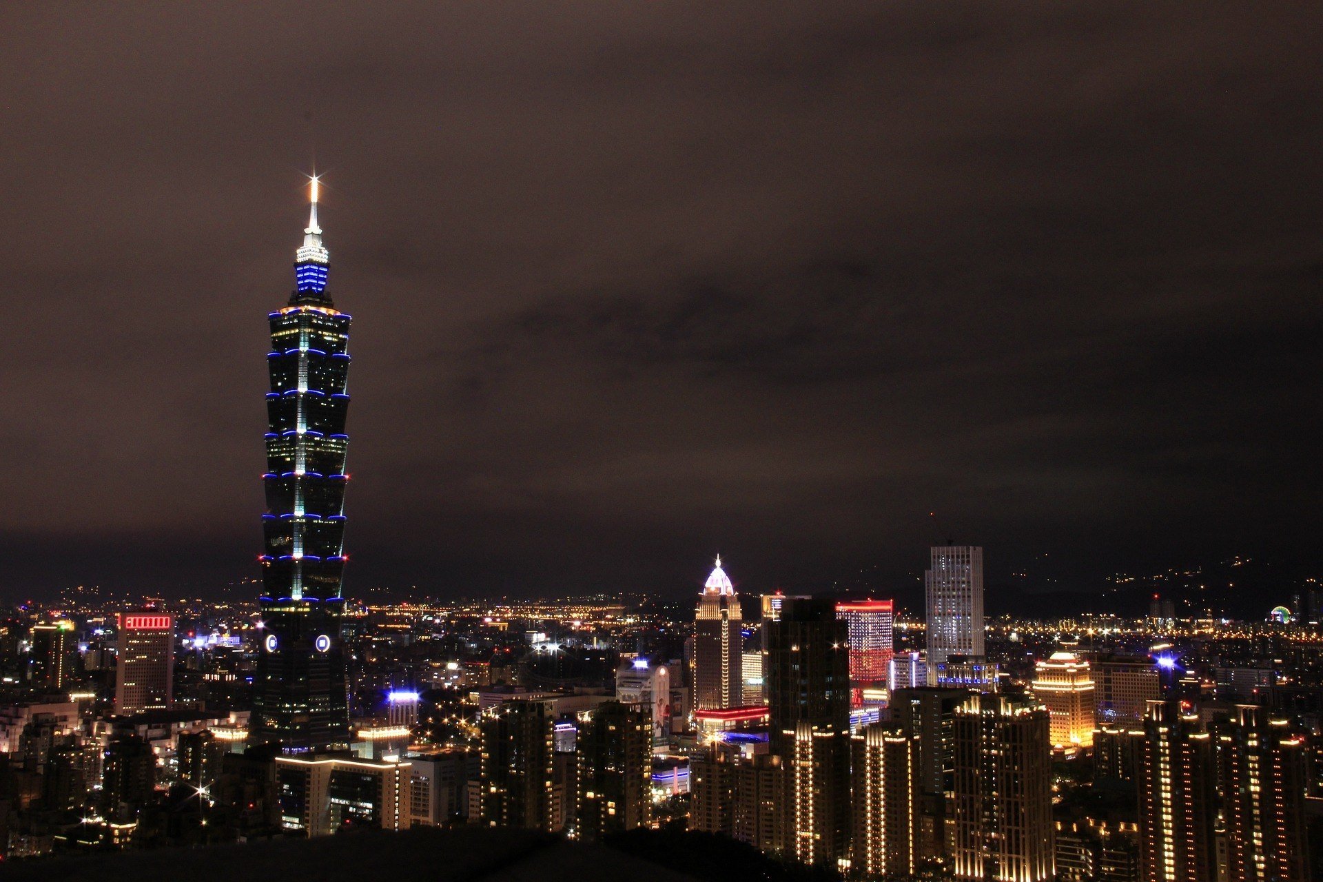 A city shot while visiting Taipei at night