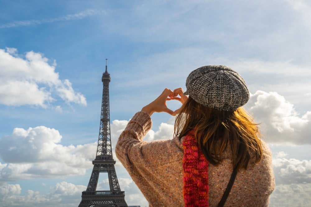 is paris safe for female travelers