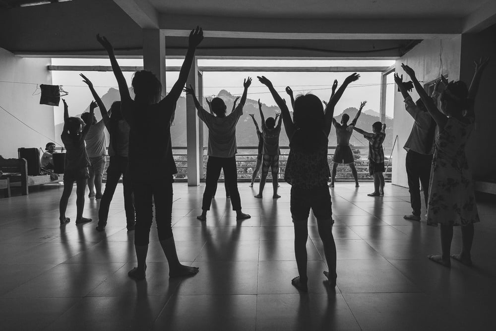 vietnamese students dancing