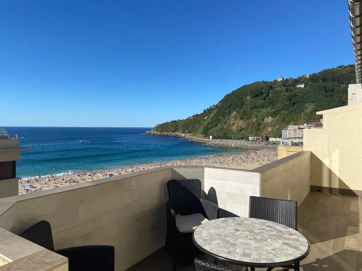 Entire flat with beach view