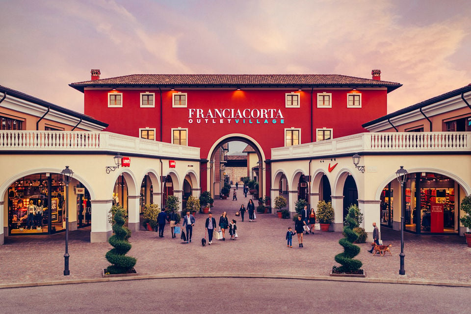 Franciacorta Wine Tasting and Shopping Tour