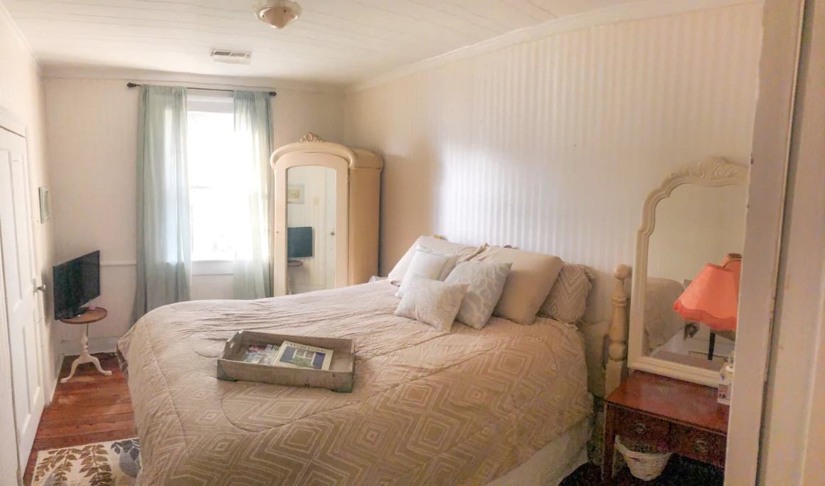 Private Room near the Battery