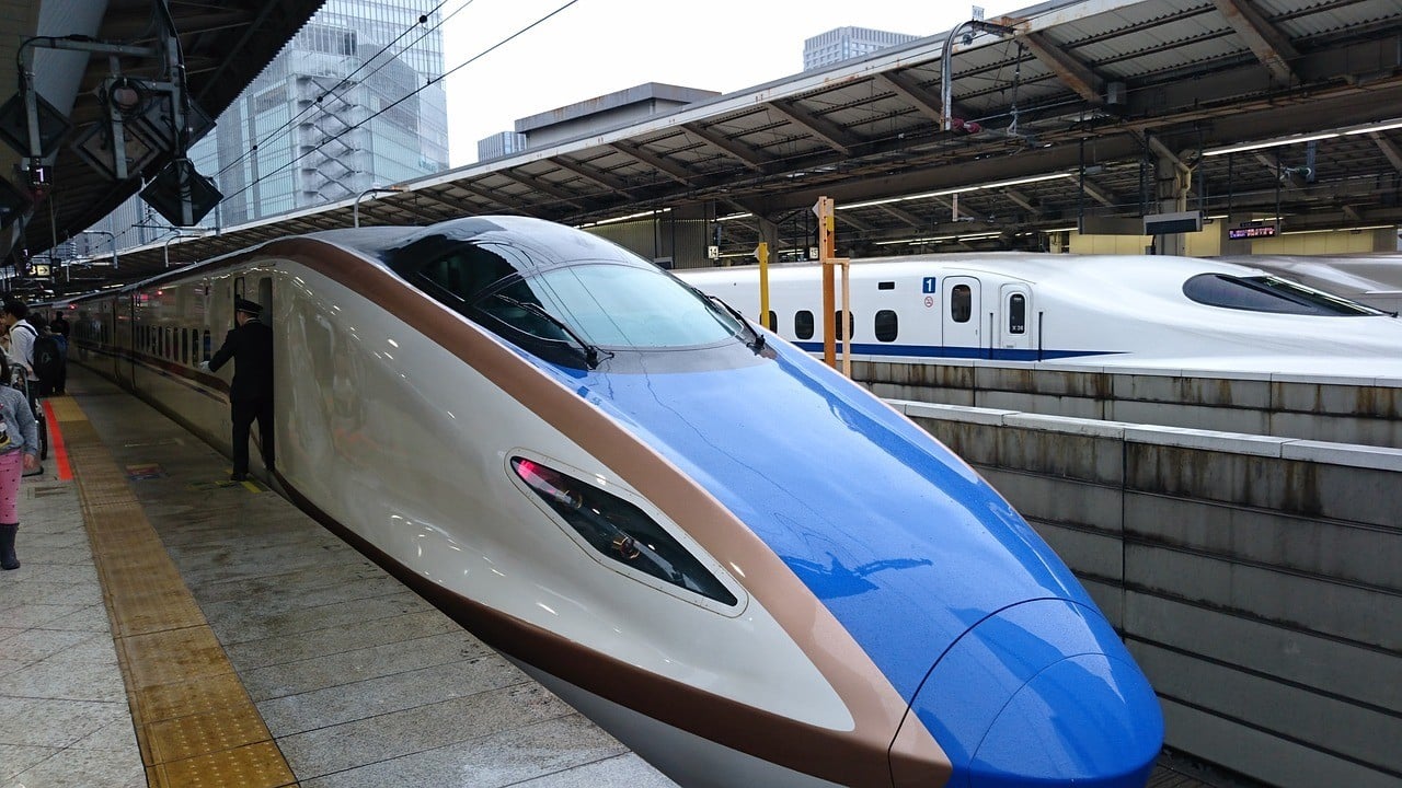 Japan's famous train - the bullet train (shinkansen)