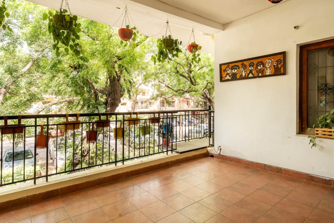 peaceful park view apartment delhi