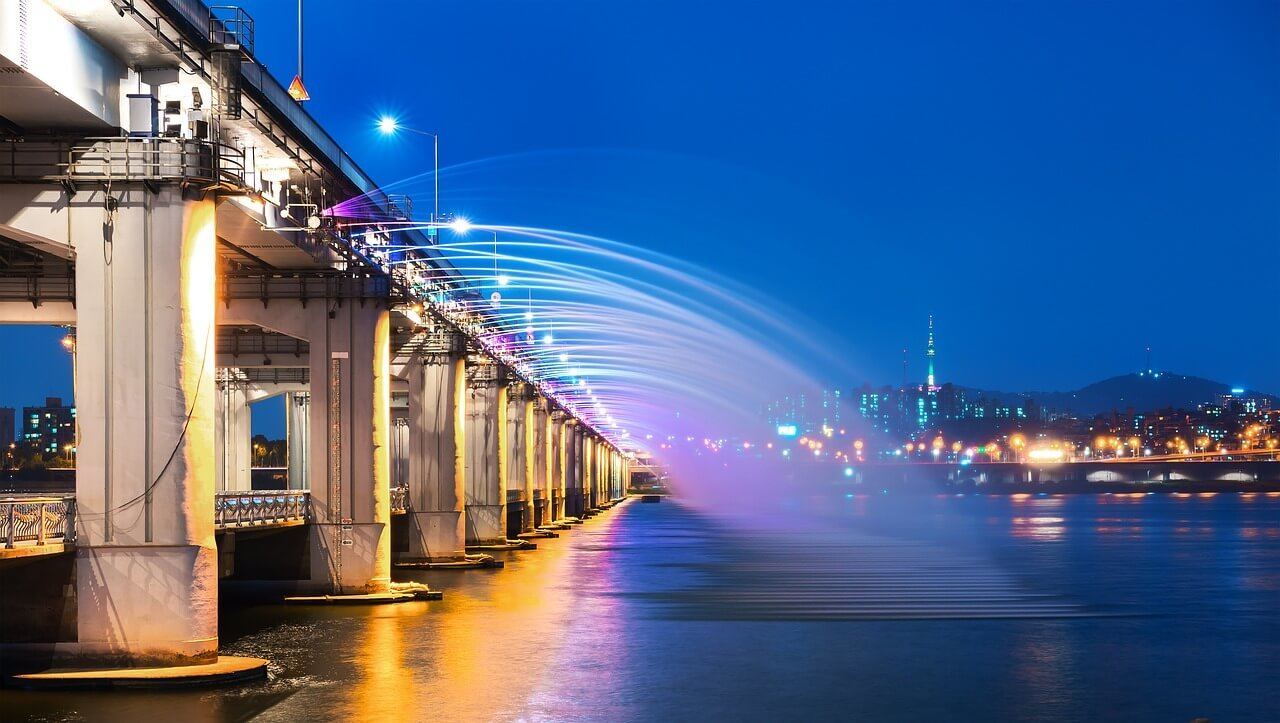 Banpo Bridge lit up over the Han River