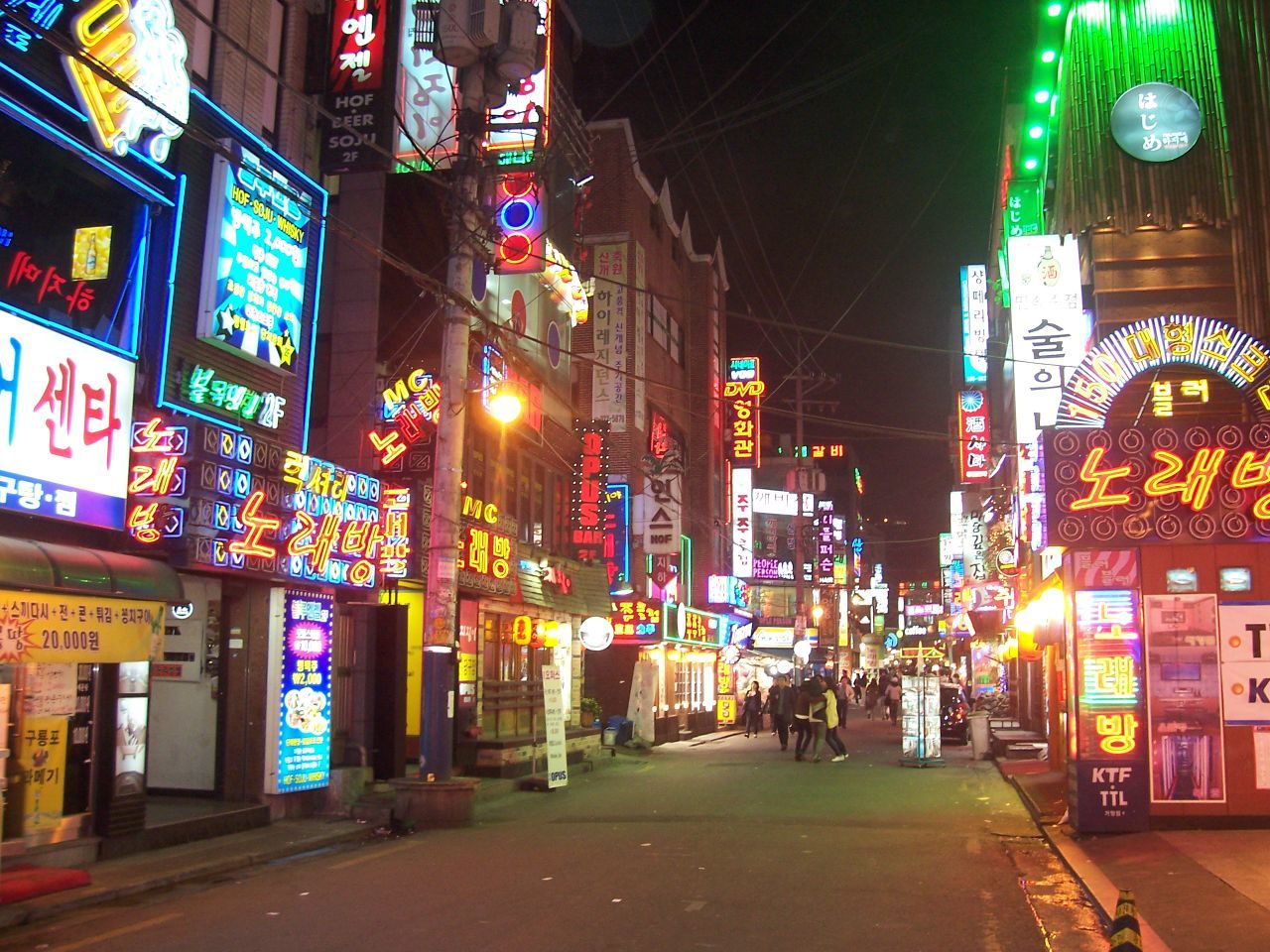 Sinchon-dong has some of the best nightlife in Seoul