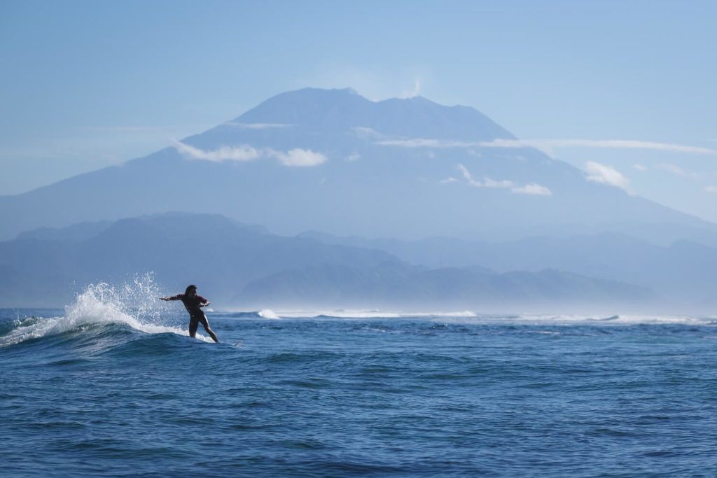 surfing in nusa lembongan mt agung