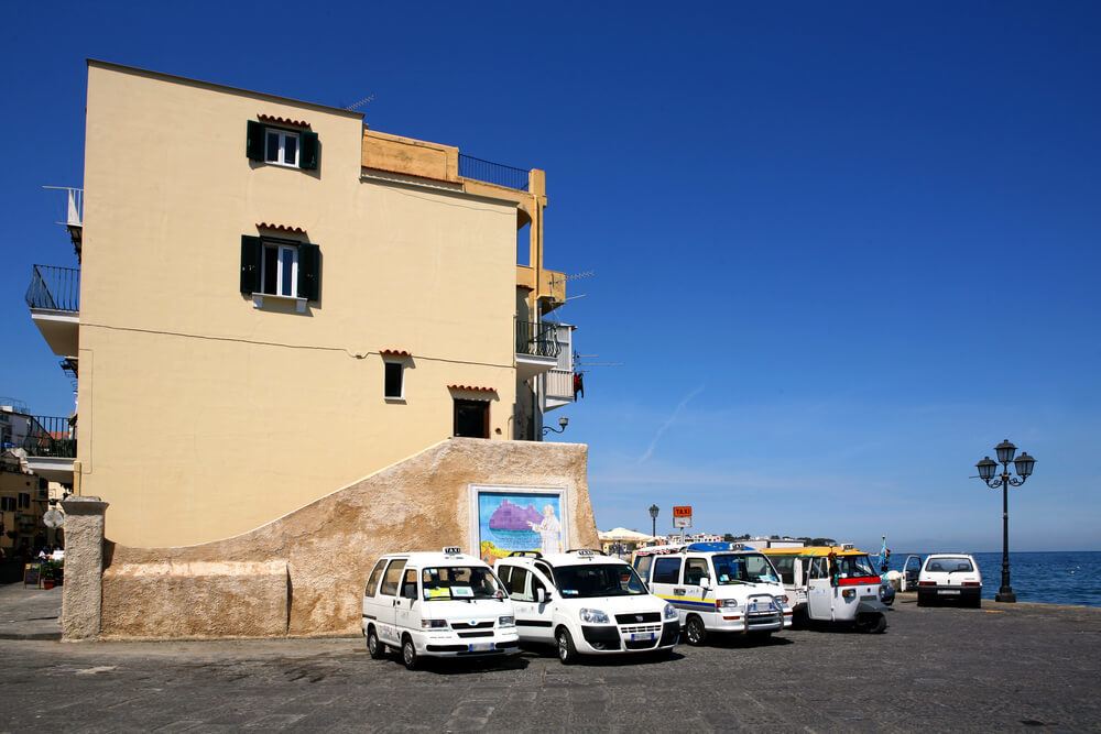 Are taxis safe in Naples