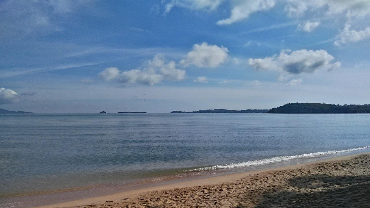 beach in Bophut, koh samui looking across the flat ocean out to sea