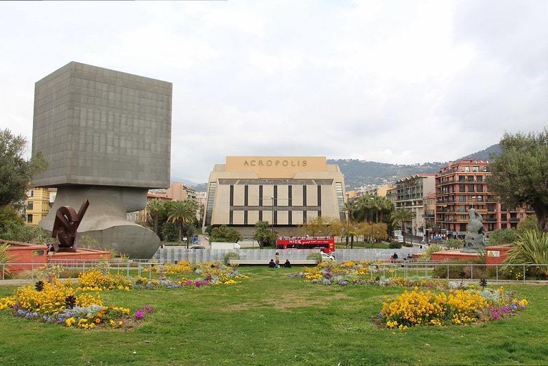 La Tete Carrée Library